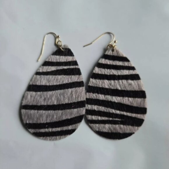 Black Zebra Striped Faux Leather Women's Dangle Lightweight Teardrop Earrings - Picture 2 of 2